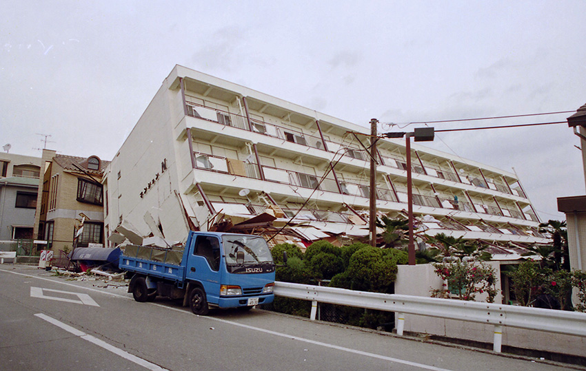 倒れている家